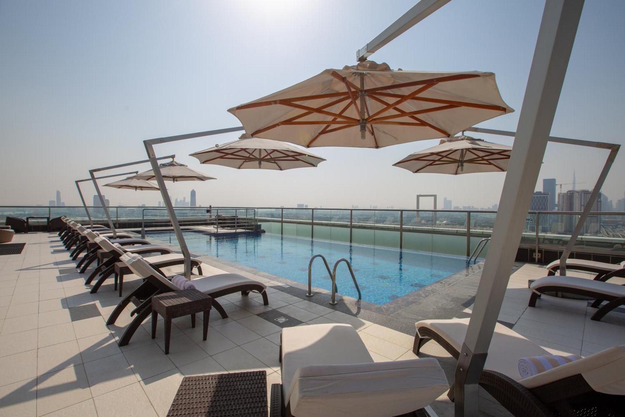 Park Regis Kris Kin Hotel Dubai Exterior photo Rooftop pool
